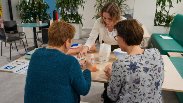 Twee bezoekers krijgen instructies op de Werk Ontdek Avond