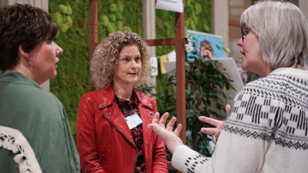 Bezoekers met elkaar in gesprek tijdens een WerkOntdekAvond