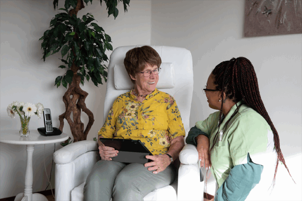 Verzorger met cliënt bij Amaris Zorggroep