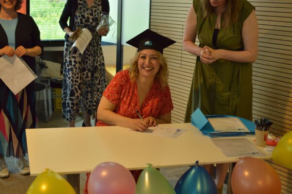 Deelnemer Proeftuin Kinderovang tijdens certificering tekent haar certificaat