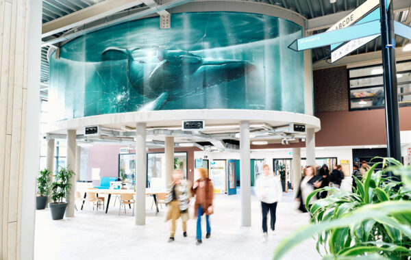 Bezoekers lopen door centrale ruimte van het onderwijsboulevard van MBO Utrecht