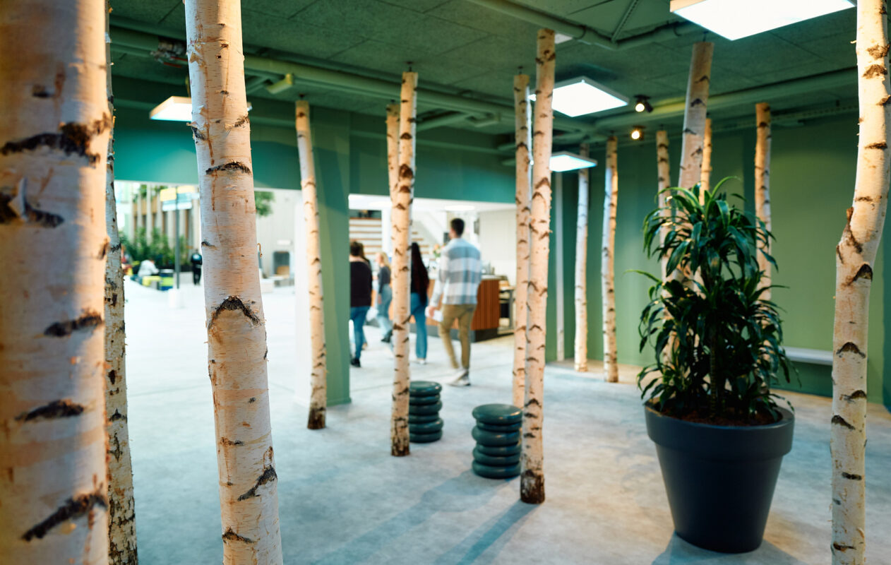 Hal met decoratieve bomen in het gebouw Onderwijsboulevard