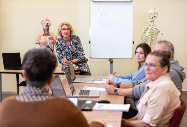 Studenten tijdens theorieles luisteren naar docent