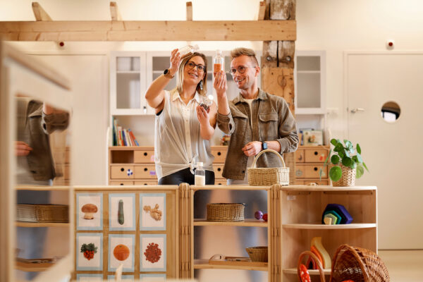 Docent en student tijdens praktijkles Kinderopvang