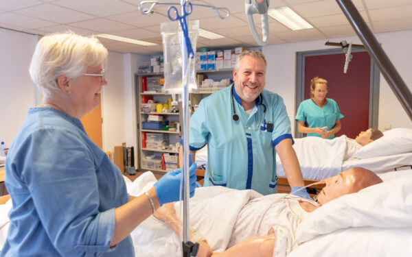 Studenten volwassenonderwijs in een zorg-praktijksetting