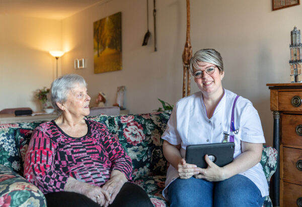 Verzorgende IG in gesprek met oudere dame
