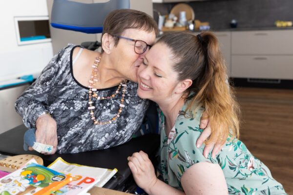 Medewerker Rivas met een cliënt