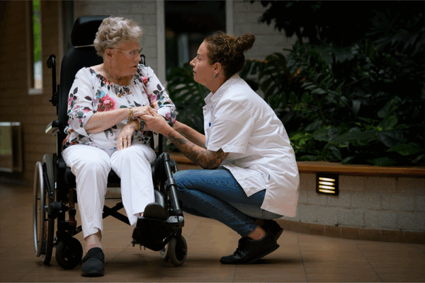 Medewerker Warande met cliënt