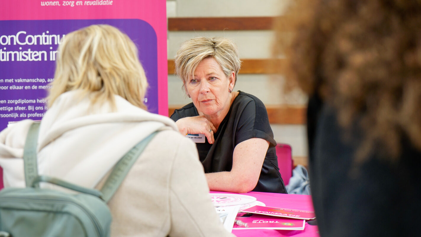 Docent in gesprek met bezoekers tijden WerkOntdekAvond