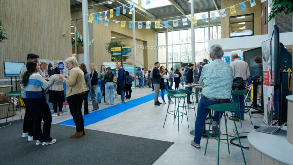 Bezoekers in de centrale hal tijdens WerkOntdekAvond van 8 april