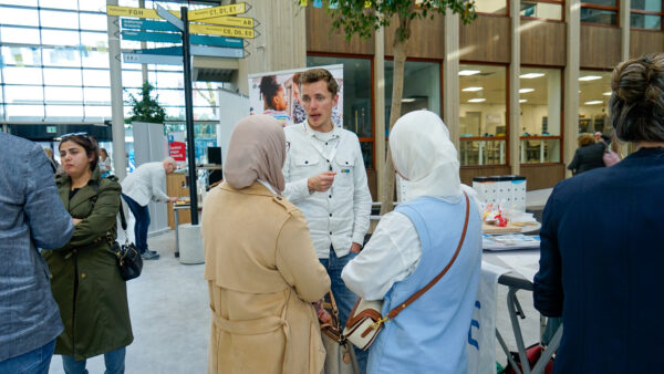 Docent in gesprek met bezoekers tijden WerkOntdekAvond