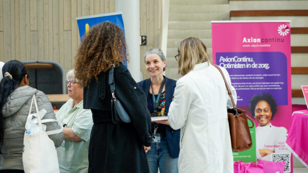 Docent in gesprek met bezoekers tijden WerkOntdekAvond