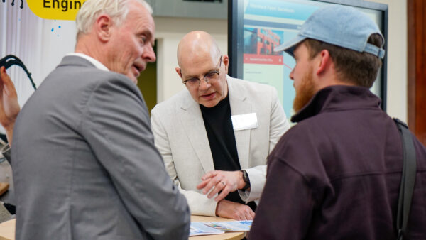 Docent in gesprek met bezoekers tijden WerkOntdekAvond