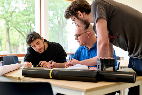 BBL studenten en docent tekenen samen