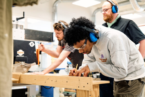 BBL studenten techniek leren houtbewerken