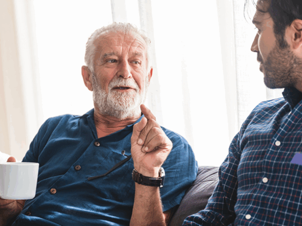 Oudere man in gesprek met verzorger