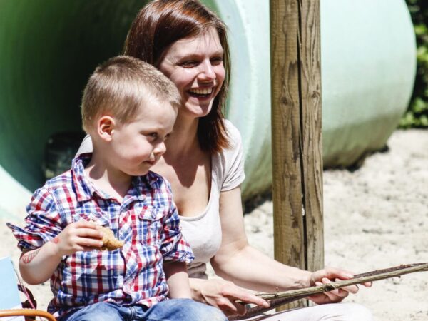 Kind in het zand op een antroposofisch kinderdagverblijf