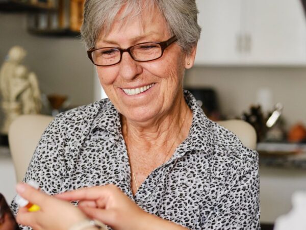 Zorgcliënt bekijkt samen met Zorgverlener naar etiket op medicatie
