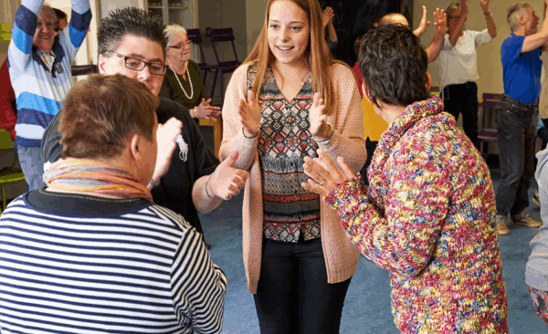 Student Persoonlijk begeleider met cliënten in een spelsituatie