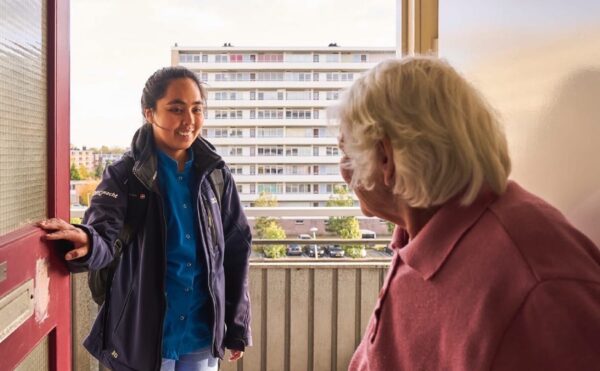 Medewerker Zorgwacht belt aan bij oudere cliënt