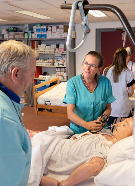 BBL student zorg krijgt instructies aan het bed