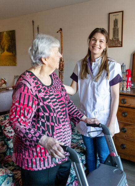 Verzorgden lacht vriendelijk om iets wat haar client zegt