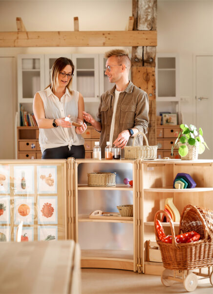 Medewerkers kinderopvang overleggen over materialen