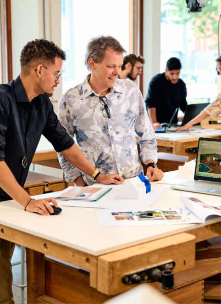 Docent en leerling techniek praten over een ontwerp