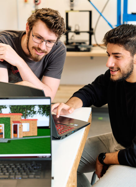 BBL studenten techniek bespreken een opdracht