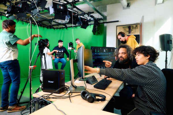 Opname beeld mensen in een studio met groen scherm