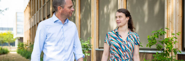 Twee collega's MBO Utrecht wandelend met elkaar in gesprek