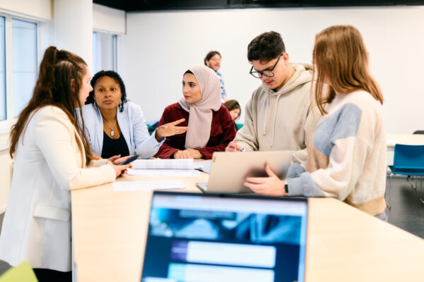Mbo-studenten Business Services in overleg rond een sta-tafel