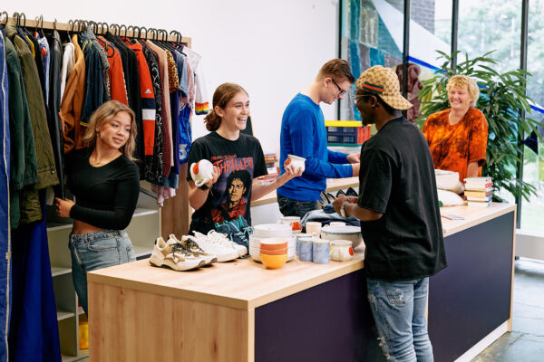 MBO-studenten Entree Verkoop/Retail in een praktijkruimte in de vorm van een winkel