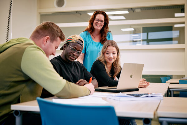 MBO-studenten in gesprek met docent tijdens een theorieles