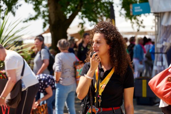 Mbo-student Evenementenorganisatie praat in de Walkie Talkie tijdens praktijkles