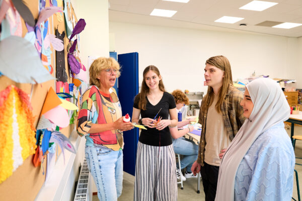 MBO-studenten Maatschappelijke Zorg zijn in gesprek met een docent