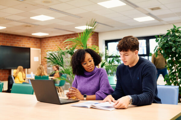 Student marketing en zijn docent zijn in gesprek