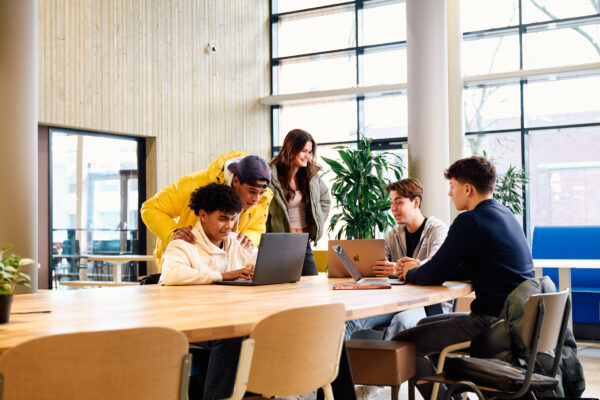 MBO-studenten marketing met elkaar in gesprek in de kantine