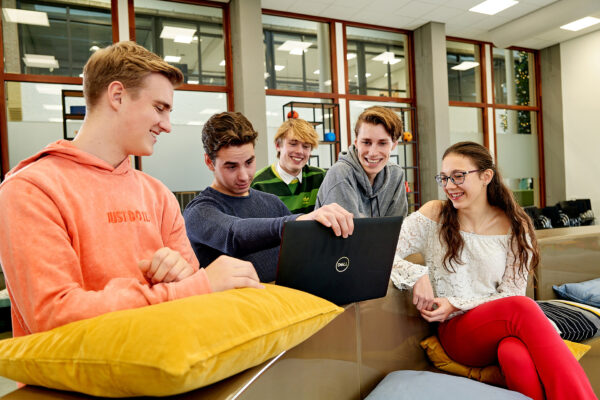 MBO-studenten onderwijsassistent werken samen op de computer