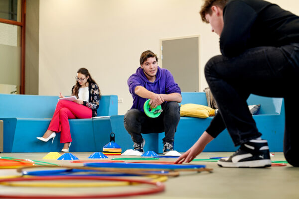 MBO-studenten onderwijsassistent werken samen aan een les voor kinderen