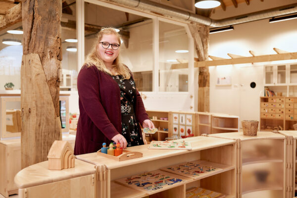 MBO studente Pedagogisch medewerker/Kinderopvang in een klasruimte voor kleuters