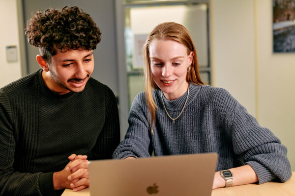 Mbo-studenten Junior Accountmanager / Retail samen in gesprek bij een laptop