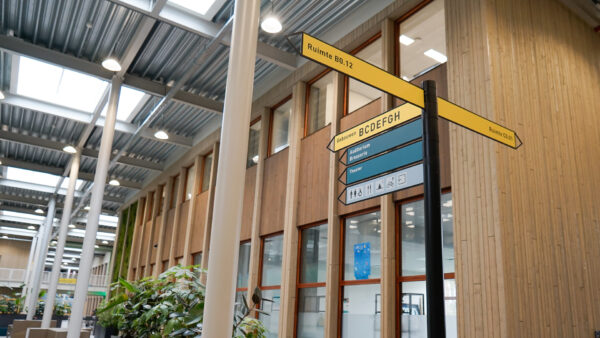 Bewegwijzering op de Onderwijsboulevard in de binnenstraat