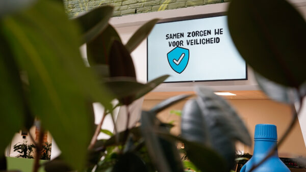 Narrowcasting in de kantine laat een algemene regel over veiligheid zien