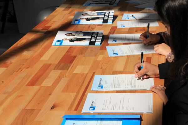 Studenten ondertekenen hun eigen diploma