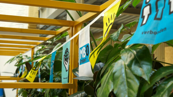 Kernwaarden vlaggetjes hangen in de kantine