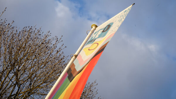 lhbtqi+ vlag wappert voor de school