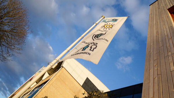 Vlag met kernwaarden wappert voor de school
