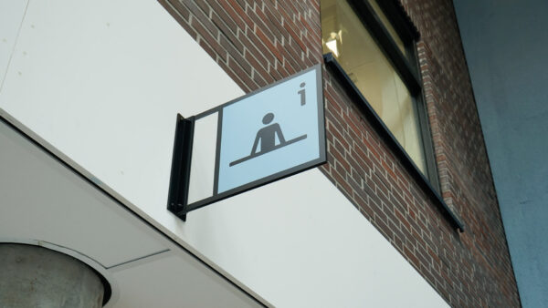 Het icoon voor informatie boven de entreebalie bij MBO Utrecht