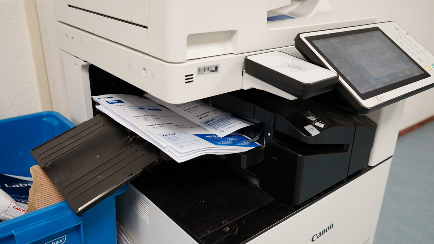 Een printer is in gebruik